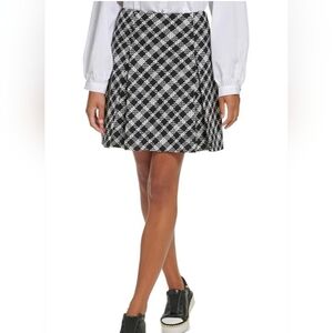 Karl Lagerfeld Tweed Black & White Plaid Mini Skirt Pleated Front Sz 12 PREPPY
